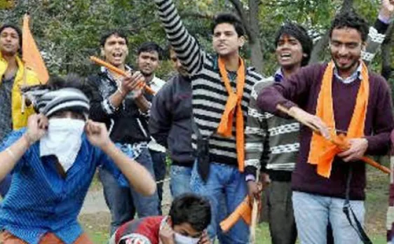 VIDEO: बजरंग दल ने बिहार के मुजफ्फरपुर में वैलेंटाइन डे मना रहे  प्रेमी जोड़ों के साथ मारापीट की