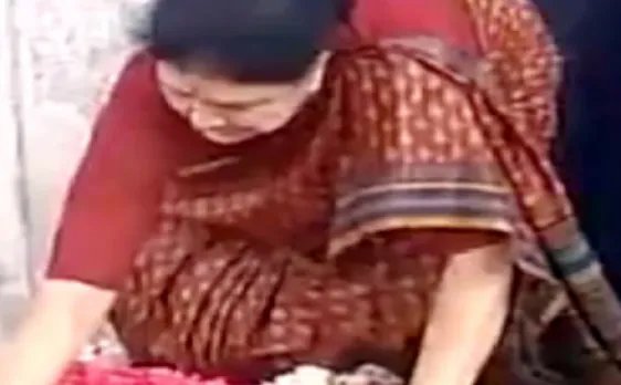 तमिलनाडु संकट: जयाललिता की समाधि पर शशिकला ने षड्यंत्रकारियों के खिलाफ ली शपथ, 3 बार  ठोका हाथ, देखे VIDEO