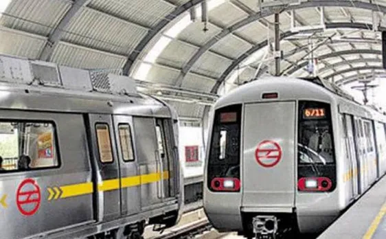 दिल्ली के एम्स  मैट्रो स्टेशन के सामने कूदकर व्यक्ति ने जान दी
