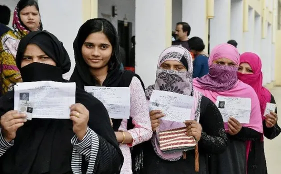 विधानसभा चुनाव: तीसरे चरण में 69 सीटों पर 61 प्रतिशत हुई वोटिंग, 11 मार्च को ईवीएम के साथ खुलेगा 826 उम्मीदवारों का भाग्य