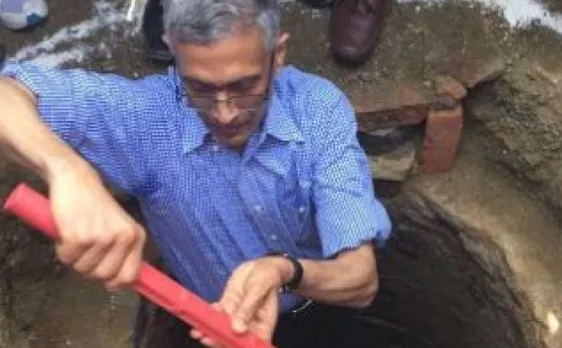 केंद्रीय स्वच्छता सचिव परमेश्वरन अय्यर ने दूसरे अधिकारियों के साथ  की शौचालय के गड्ढों की सफाई