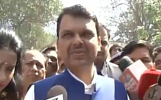 उद्धव और फडणवीस समेत कई हस्तियों ने डाले वोट, BMC चुनाव में पहली बार बीजेपी-शिवसेना आमने-सामने