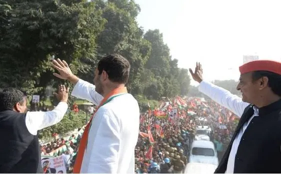 यूपी विधानसभा चुनाव: राहुल-अखिलेश के पहुंचने से पहले इलाहाबाद में टूटा मंच (Video)