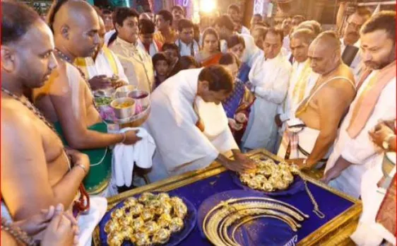 तेलंगाना के CM चंद्रशेखर राव ने सरकारी खजाने से वेंकटेश्वर मंदिर में चढ़ाया 5 करोड़ का सोना