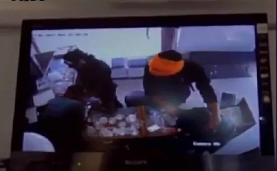 यूपी: इलाहाबाद में बंदूक की नोंक पर ज्वैलरी शॉप में लूट, CCTV में कैद हुआ मामला