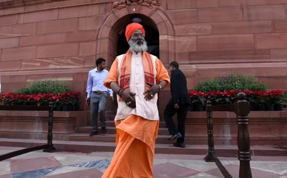 बीजेपी सांसद साक्षी महराज का विवादित बयान, बोले- लोग किसी भी धर्म के हों उनका दाह संस्कार होना चाहिए