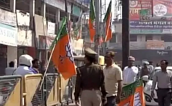 गोरखपुर में अमित शाह के रोड-शो से पहले प्रशासन ने हटाये बीजेपी के पोस्टर्स