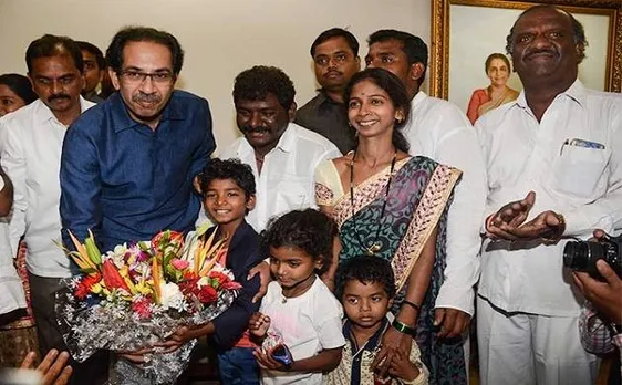 ऑस्कर से लौटने के बाद शिवसेना प्रमुख उद्धव ठाकरे से मिले 'लॉयन' के सनी पवार