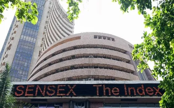 दबाव में शेयर बाज़ार, सेंसेक्स 104 अंक नीचे, निफ्टी 8860 के पास