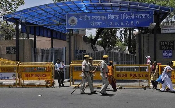 दिल्ली के तिहाड़ जेल में कैदियों के बीच झड़प, चले ब्लेड, 11 घायल