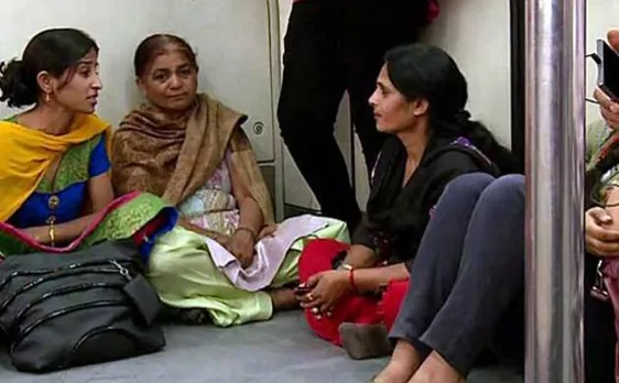 मेट्रो ट्रेन में फ्लोर पर बैठना पड़ सकता है मंहगा, देना पडे़गा 200 रुपये का जुर्माना