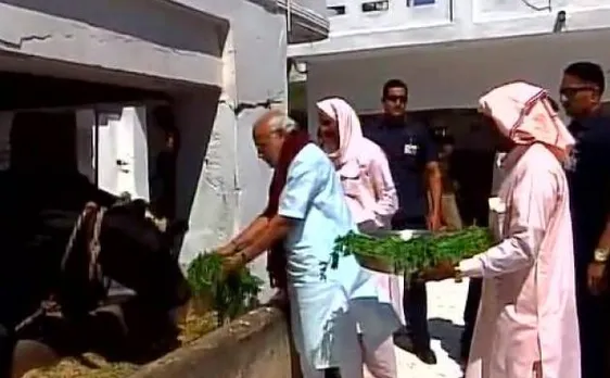 यूपी चुनाव 2017: रोहनिया में रैली से पहले पीएम मोदी ने बनारस के गढ़वा आश्रम में की गौसेवा