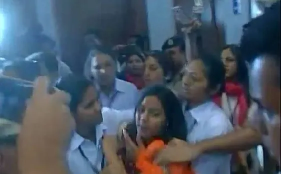 Video: पीएम मोदी के कार्यक्रम में युवती का हंगामा