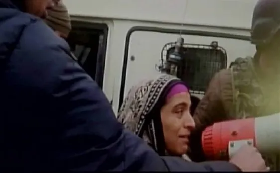 (वीडियो) जम्मू-कश्मीर: पुलवामा में आतंकी की पत्नी ने भी सरेंडर करने को कहा था, लेकिन नहीं मानी बात, मारा गया