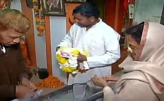 विधानसभा चुनाव 2017: रीता बहुगुणा ने हनुमान मंदिर में टेका माथा, सपा कार्यकर्ता भी कर रहें हवन (VIDEO)