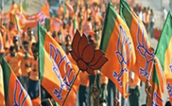 बनारस में चला पीएम मोदी का जादू, आठों सीट पर खिला कमल