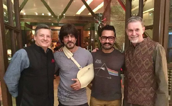 कंधे की सर्जरी के बाद शाहरूख ने शेयर की आमिर संग अपनी तस्वीर