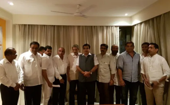 21 विधायकों के साथ राज्यपाल से मिलकर मनोहर पर्रिकर ने सरकार बनाने का दावा पेश किया