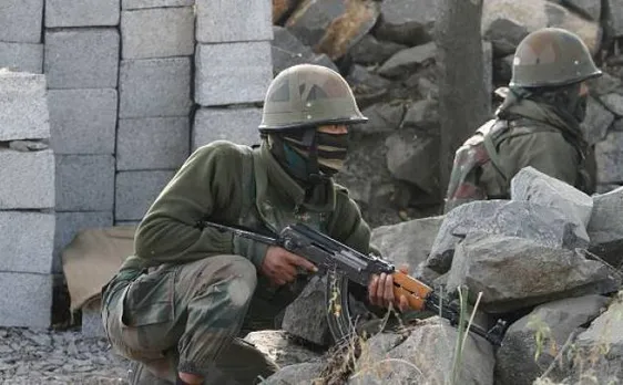 जम्मू-कश्मीर के पुलवामा में एनकाउंटर के बाद भागने में सफल हुए आतंकी