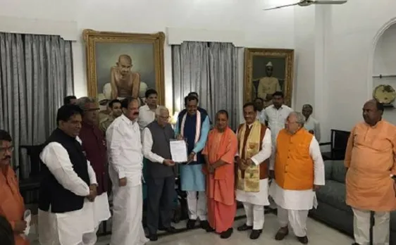 LIVE: राज्यपाल से मिलकर उत्तर प्रदेश के नये CM योगी आदित्यनाथ ने पेश किया सरकार बनाने का दावा