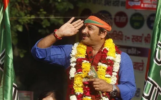 Video: बीजेपी सांसद मनोज तिवारी एक महिला के गाने की फरमाइश पर भड़के, मंच से नीचे उतारा, वीडियो हुआ वायरल