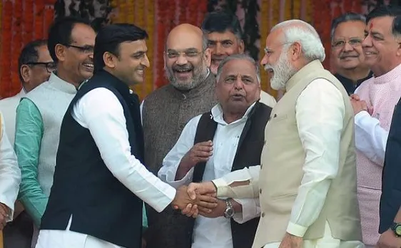 योगी के शपथग्रहण समारोह में मुलायम-मोदी की नजदीकी, मुलायम की बातों पर हामी भरते नजर आए प्रधानमंत्री