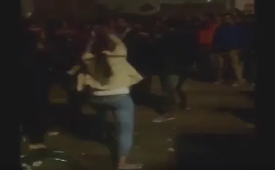 VIDEO: लखनऊ में युवती ने पुलिस के डंडे से की मनचलों की धुनाई
