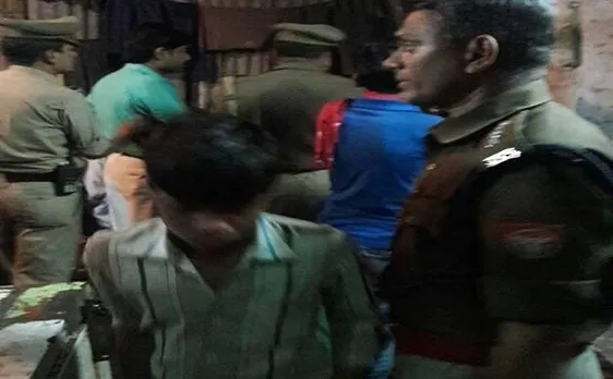 योगी इफेक्ट: एक्शन में लखनऊ पुलिस, सड़क पर शराब पीने वालों पर बोला धावा