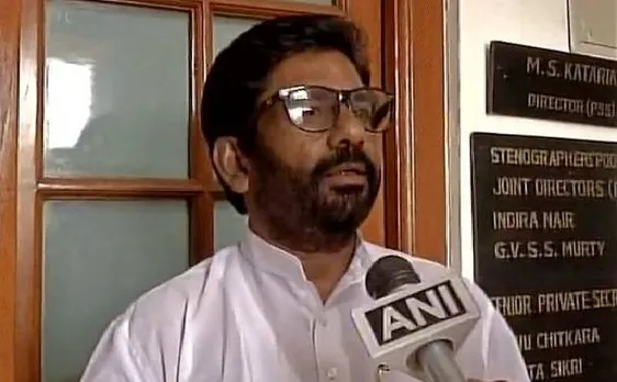 VIDEO: शिवसेना सांसद के खिलाफ FIR, एयर इंडिया के कर्मचारी को सैंडिल से पीटा था