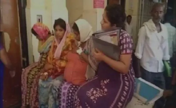 कर्नाटक के सरकारी अस्पताल में दिखी लापरवाही, चार गर्भवती महिलाओं को एक ही स्ट्रैचर पर बिठाया