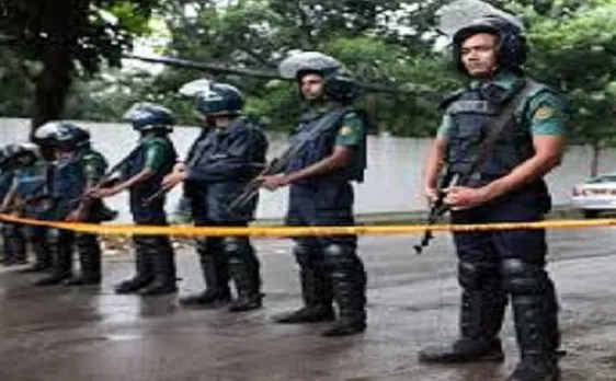 बांग्लादेश की राजधानी ढाका में एयरपोर्ट के बाहर आत्मघाती हमलावर ने खुद को बम से उड़ाया
