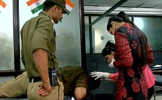 श्रीनगर: पुलिसकर्मी पर हमला कर एके-47 ले भागे दो संदिग्ध आतंकी गिरफ्तार
