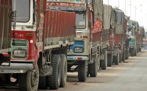 बीमा और सरकारी शुल्क में बढ़ोतरी के विरोध में ट्रक संचालकों ने दी हड़ताल की धमकी