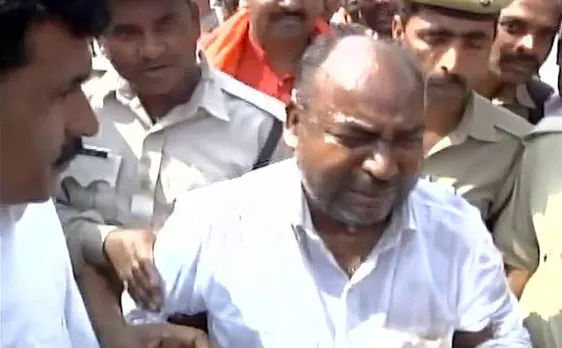 योगी आदित्यनाथ के दौरे के बीच गोरखनाथ मंदिर के बाहर किसान की आत्मदाह की कोशिश, कर्ज से था परेशान