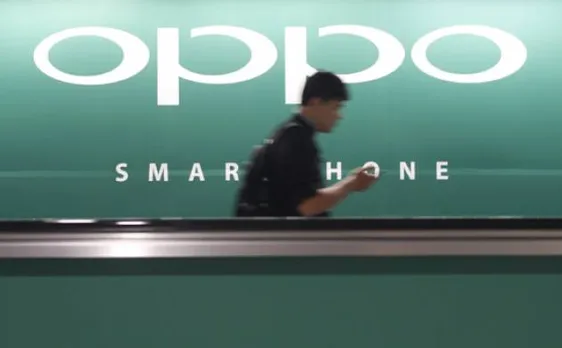 नोएडा: अोप्पो इंडिया के चाइनीज कर्मचारी पर तिंरगा के अपमान का आरोप, घंटो हुआ प्रदर्शन