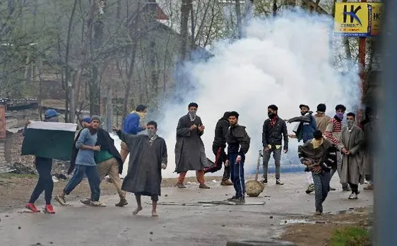 कश्मीर: बडगाम में सुरक्षाबलों और आतंकवादियों के बीच मुठभेड़ के खिलाफ पत्थरबाजी, 3 की मौत, 63 जवान घायल