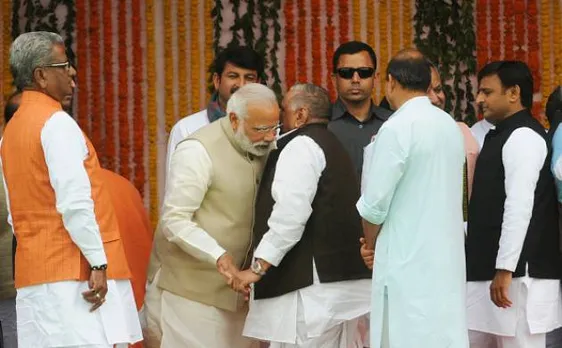 जब भरी संसद में मुलायम से पूछा गया मोदीजी के कान में क्या कहा था?