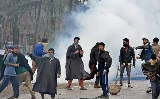 कश्मीर: बडगाम में सुरक्षाबलों और आतंकवादियों के बीच मुठभेड़ के खिलाफ पत्थरबाजी, 3 की मौत, 63 जवान घायल, घाटी में रेल सेवा स्थगित