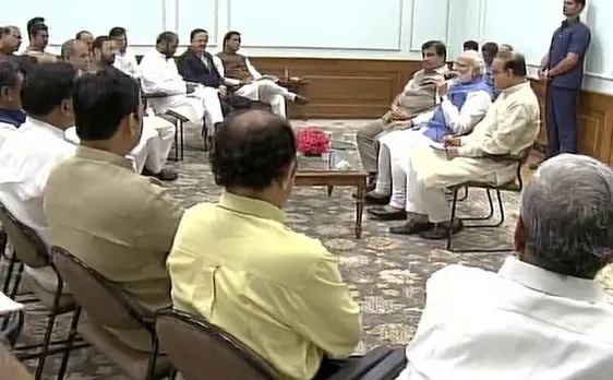 कई राज्यों के सांसदों से मिले पीएम मोदी, कहा- सरकार के काम के बारे में लोगों को बताएं