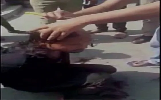 Video: यूपी के शहजहांपुर में एंटी-रोमियो स्क्वाड के युवक का सिर मुंडवाने के मामले में 3 कॉन्स्टेबल बर्खास्त