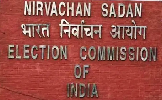 EVM टेंपरिंग: चुनाव आयोग ने केजरीवाल के आरोप को खारिज किया, कहा मशीन से नहीं हो सकती छेड़छाड़