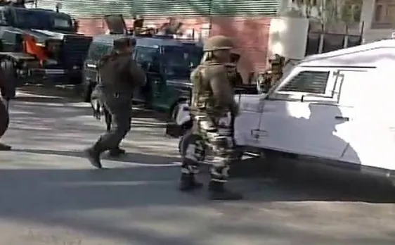 जम्मू-कश्मीर: श्रीनगर के पंथा चौक पर बंदूकधारियों का CRPF के काफिले पर हमला, 6 जवान घायल