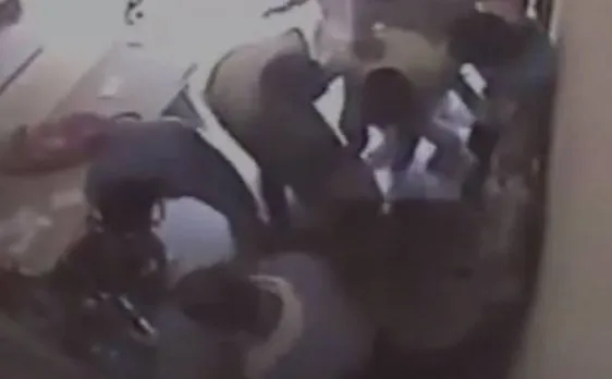 वीडियो: गुरुग्राम में दिखी 2 महिलाओं की बहादुरी, बैंक लूटने आये हथियारबंदों को किया चित्त