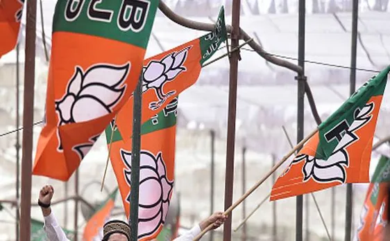 यूपी में बीजेपी की फरमान, अन्य दलों की तरह गाड़ियों पर झंडा न लगाएं पार्टी कार्यकर्ता