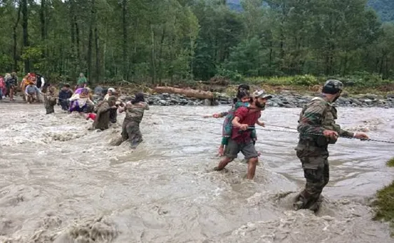जम्मू-कश्मीर में बाढ़ जैसे हालात, भारतीय सेना  एक बार फिर बनी लोगों के लिए जीवन रक्षक