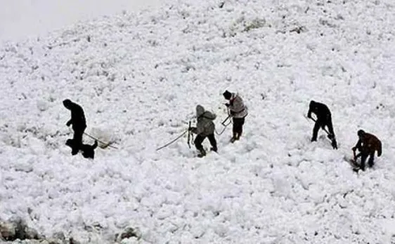 कश्मीर में हिमस्खलन और बाढ़ से तीन जवान समेत 7 लोगों की मौत, सोमवार तक घाटी में सभी स्कूल और कॉलेज बंद