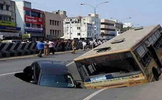 चेन्नई में सड़क धंसने से सरकारी बस समेत कार गड्ढे में बुरी तरह फंसी: वीडियो