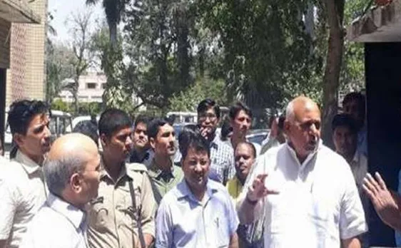 योगी आदित्यनाथ के मंत्रियों ने ऑफिस से गायब कर्मचारियों को दी चेतावनी, कहा- पिछली सरकार के खुमार से आना होगा बाहर