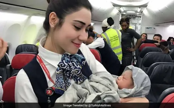 तुर्की एयरलांइस में एक महिला ने 42,000  फीट की ऊंचाई पर केबिन क्रू की मदद से बच्चे को दिया जन्म