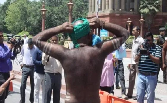 धरने पर बैठे किसानों ने गुस्से में आकर पीएमओ के सामने न्यूड होकर किया प्रदर्शन